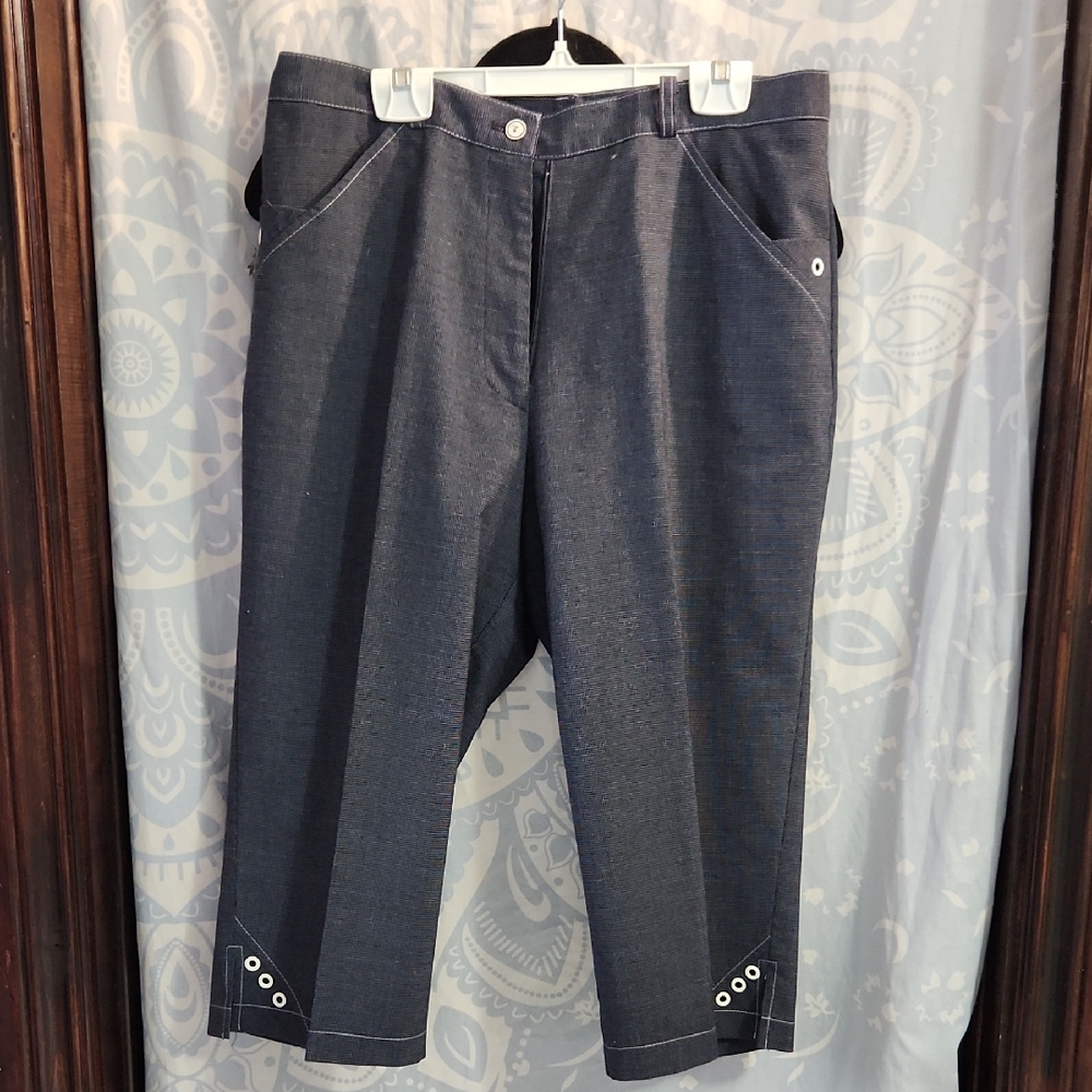 Women's Black Patterned Capri Pants
